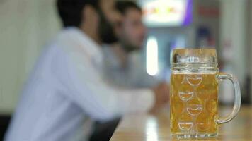 männlich freunde Trinken Bier Konzept video