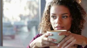 menina com uma Maravilhoso sorrir bebendo café video