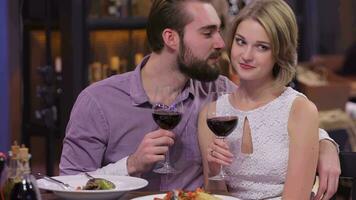 bild av engagerad par med vin glasögon video