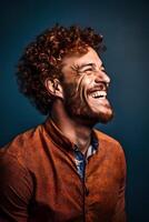 alegre estudio retrato de un sonriente europeo hombre con Rizado rojo cabello, de cerca, suave luz, ai generado Arte foto