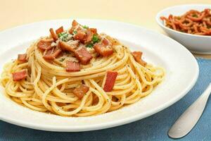 espaguetis carbonara con frito tocino cubitos. ai generativo Pro foto