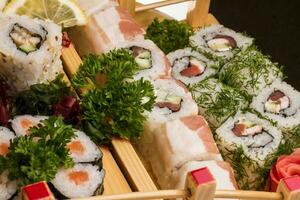 conjunto de sushi y rollos foto