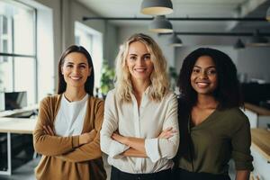 grupo de casual negocio trabajo en equipo hombres y mujer mirando a cámara con cruzado brazos en oficina, nuevo Generacion de energético empresarios concepto. ai generativo foto