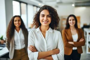 grupo de casual negocio trabajo en equipo hombres y mujer mirando a cámara con cruzado brazos en oficina, nuevo Generacion de energético empresarios concepto. ai generativo foto