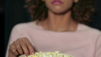 une sucré fille tandis que en train de regarder une film video