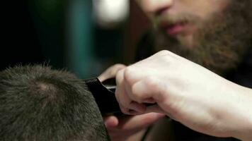 Homme brutal barbu dans un salon de coiffure video