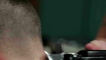 cortes de cabello proceso, Barbero afeitados un hombre video