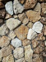 un pared hecho de rocas y piedras foto