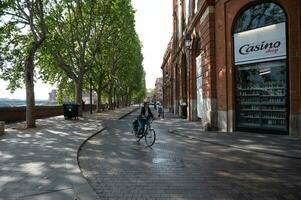 paisaje urbano en un día soleado en toulouse, francia en el verano de 2022. foto