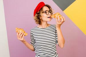 gracioso mujer con corto ondulado pelos bailando y teniendo divertido en multicolor antecedentes. Copiar espacio para texto. foto