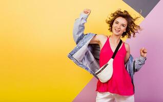 gracioso mujer con corto ondulado pelos bailando y teniendo divertido en multicolor antecedentes. Copiar espacio para texto. foto