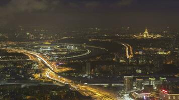 Zeitraffer von beleuchtet Moskau Horizont beim Winter Abend. Moskau Zustand Universität und Luschniki Stadion. Antenne Sicht. Zoomen im video