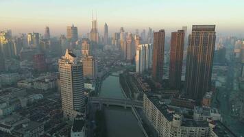 Shanghai horizon in de zonnig ochtend. puxi wijk. China. antenne visie. dar is vliegend vooruit en omhoog. vaststelling schot video