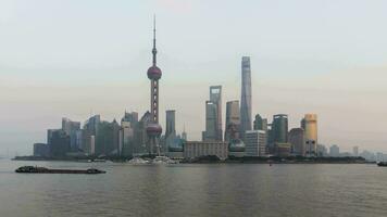 dag naar nacht timelapse van panoramisch Shanghai horizon. lujiazui financieel wijk en huangpu rivier. China video