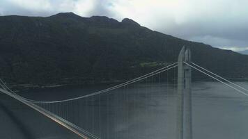 hardanger puente a través de el fiordo eid en Noruega en verano día. fiordo y montañas. aéreo vista. zumbido es orbital alrededor, cámara es inclinación abajo video