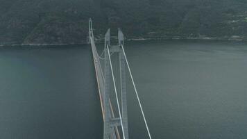 hardanger brug aan de overkant de eidfjorden in Noorwegen in zomer dag. fjord en bergen. antenne visie. dar is in een baan om de aarde in de omgeving van video