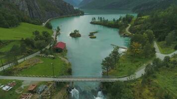 turquoise lovatnet lac. magnifique paysage de Norvège. aérien révéler tir. drone est en volant avant, caméra s'incline en haut video