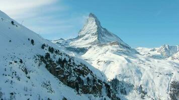 matterhorn montanha dentro inverno dia. suíço Alpes. Suíça dentro neve. aéreo visualizar. médio tomada. zangão moscas para trás video
