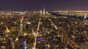 horizonte de manhattan, nuevo York a noche. unido estados de America. aéreo vista. hora lapso. enfocar en video