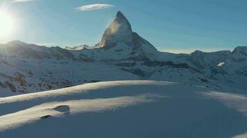 Matterhorn Montagne à le coucher du soleil dans l'hiver. Suisse Alpes. Suisse. aérien voir. drone mouches vers l'avant à faible niveau video