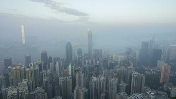 Hong kong ligne d'horizon. vue de victoria culminer. journée à nuit temps laps. video