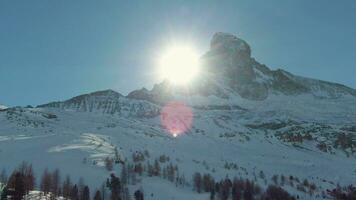 schneebedeckt Matterhorn Berg im sonnig Winter Tag. Nord Mauer. schweizerisch Alpen. Schweiz. Antenne Sicht. Drohne fliegt seitwärts video
