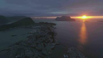 alesund cidade dentro Noruega às colorida pôr do sol com nublado céu. aéreo visualizar. zangão é órbita por aí video