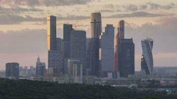 dag naar nacht timelapse van Moskou stad bedrijf centrum wolkenkrabbers Bij zonsondergang. visie van mus heuvels. Rusland video