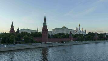 tijd vervallen van Moskou het kremlin en Moskou rivier- Bij zomer zonsondergang. visie van bolsjoi kamenny brug video