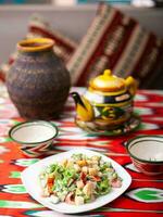 tomate, pepino, dulce pimienta y cebolla ensalada, sazonado con aceite. asiático estilo foto