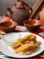 pollo pepitas y empanizado frito pollo servido con un cremoso salsa. asiático estilo foto