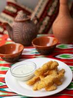 pollo pepitas y empanizado frito pollo servido con un cremoso salsa. asiático estilo foto