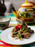 calentar ensalada de verde y rojo pimientos, carne, berenjena, cebollas y Tomates asiático estilo foto