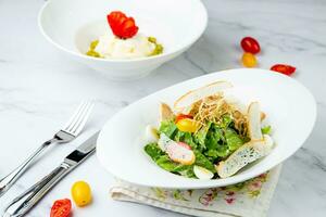 ensalada con codorniz huevos, Cereza Tomates, lechuga y migas de pan, lado ver foto