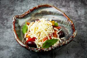 ensalada con Tomates, albahaca, dulce pimientos y queso, lado ver foto