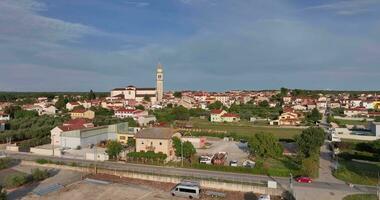Drohne Video von das historisch kroatisch Stadt, Dorf von voznjan im Istrien