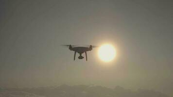 zangão é vôo para a certo acima nuvens e sobreposição a Sol. aéreo visualizar. lento movimento. video