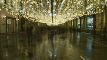 Zeitraffer von beleuchtet Fußgänger Straße mit Gehen Menge von Menschen im Moskau im Winter Abend. Weihnachten Feiertage. Russland. video