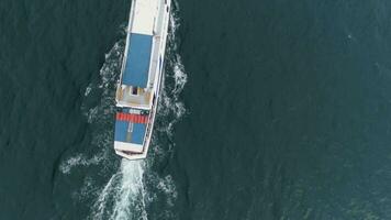 klein Weiß Kreuzfahrt Schiff ist Segeln im Meer. Drohne ist verfolgen Schiff. video