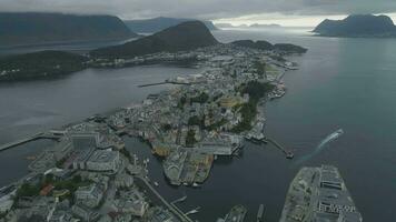 alesund stad i Norge i molnig dag på hav kust. antenn hög höjd över havet se. Drönare banor runt om video