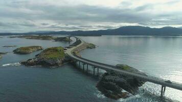 Auto ist gehen auf atlantisch Ozean Straße im Norwegen. Antenne Sicht. Drohne ist fliegend nach vorne und aufsteigend video