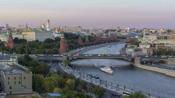 dia para noite Tempo lapso do Moscou kremlin e Moscou rio dentro verão ensolarado tarde. Rússia. aéreo Visão video