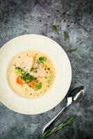 pescado sopa con verde cebollas, zanahorias y brócoli parte superior ver foto