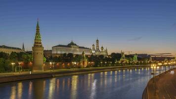 tijd vervallen van Moskou het kremlin en Moskou rivier- Bij zomer zonsopkomst. visie van bolsjoi kamenny brug video