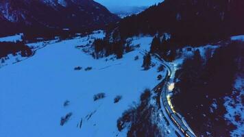 landwasser viaduct met spoorweg en trein Bij winter avond. antenne visie. Zwitsers Alpen. Zwitserland. dar vliegt vooruit video