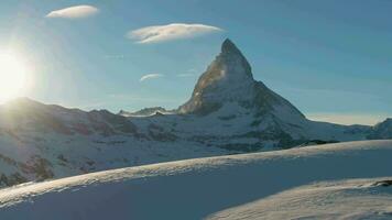 matterhorn berg Bij zonsondergang in winter avond. Zwitsers Alpen. Zwitserland. antenne visie. dar vliegt naar voren. medium schot video
