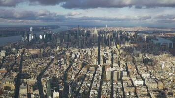 paisaje urbano de Manhattan a soleado día. aéreo vista. nuevo York ciudad. unido estados de America. volador oblicuo video