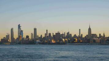 manhattan horisont och hudson flod i de morgon. ny york stad, förenad stater av amerika. bred skott video