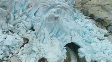 azul derritiendo nigardsbreen glaciar es brazo de jostedalsbreen glaciar - el mas grande en Europa. Noruega. grande hielo bloques aéreo vista. zumbido es orbital alrededor video