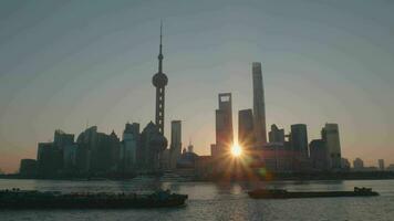 lujiazui finanziario quartiere, huangpu fiume e passaggio navi a soleggiato mattina. shanghai, Cina. stabilendo tiro video